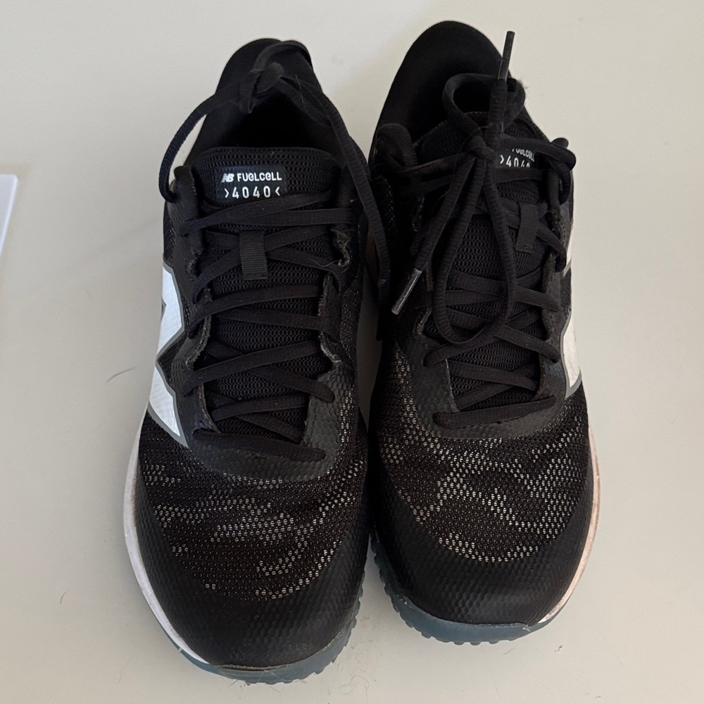 New balance Black and White turf Athletic Sneakers size 9 fuel cell 4040